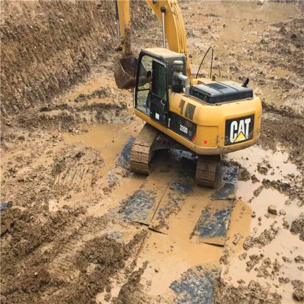 Application of HDPE heavy duty road plates in sandy land